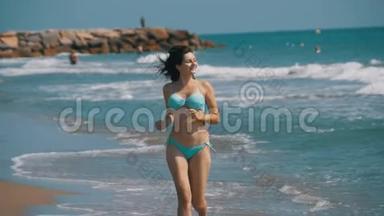 少女缓慢地沿着海岸海滩漫步